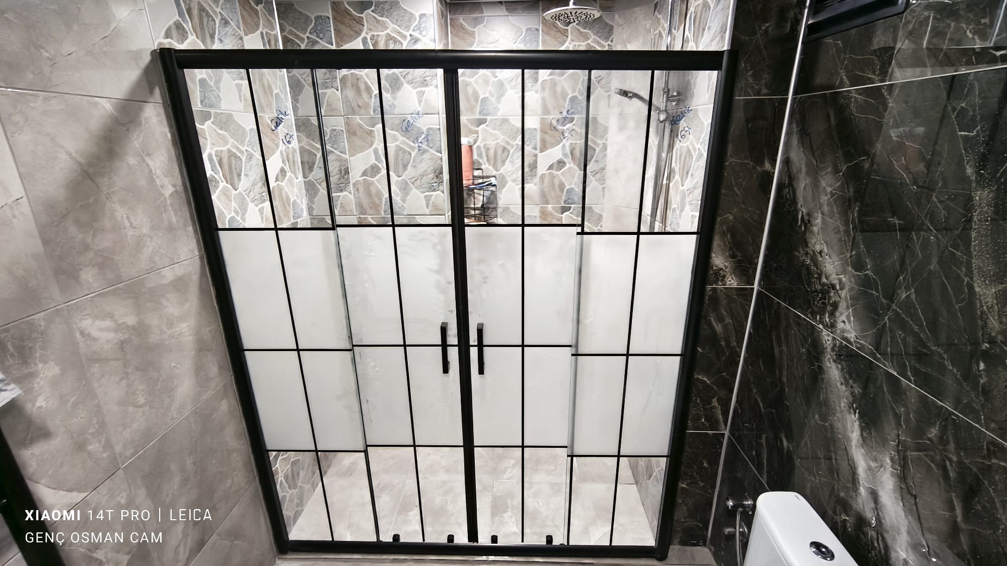 Selçuklu Şık Tasarım Siyah Cam Duşakabin - Konya Cam Balkon - GOM Proje Görseli